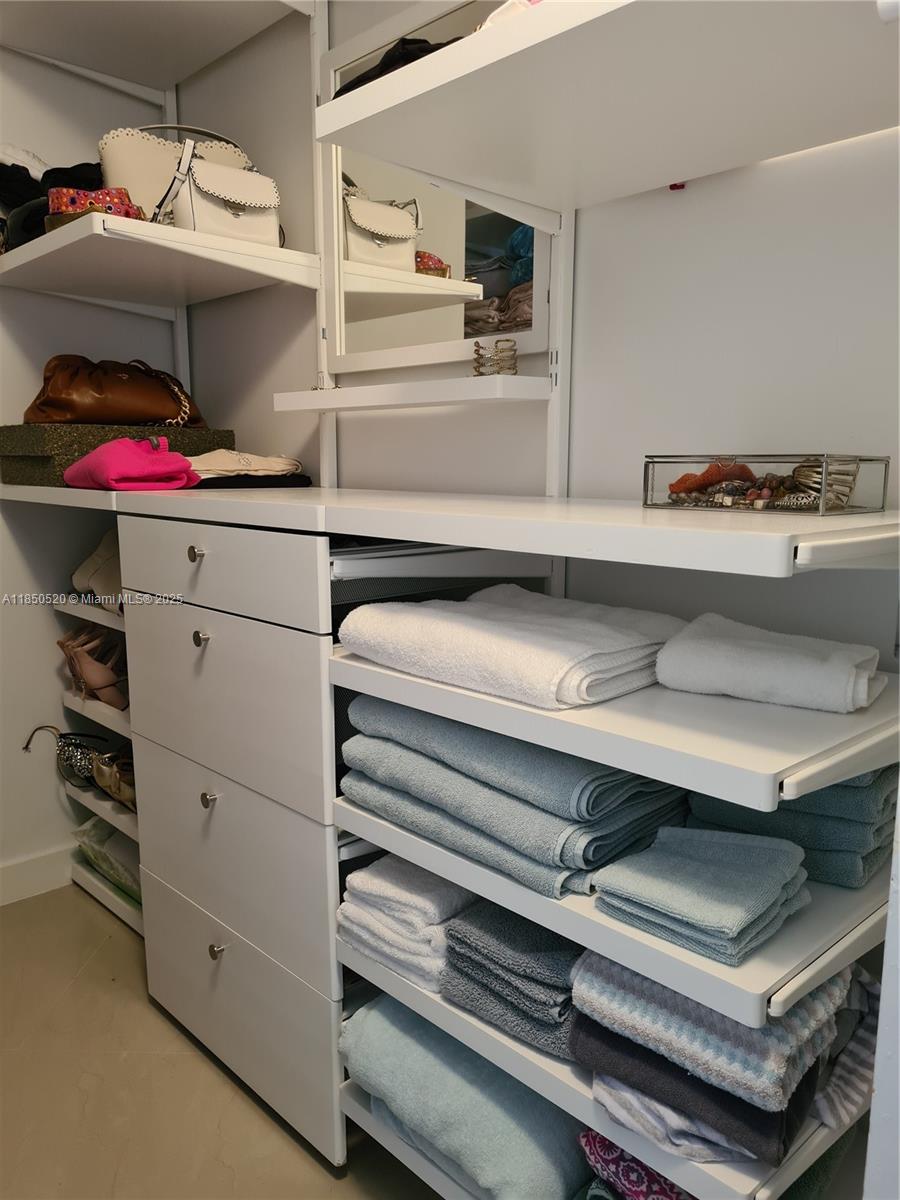 RESIDENCES ON HOLLYWOOD B - Residential