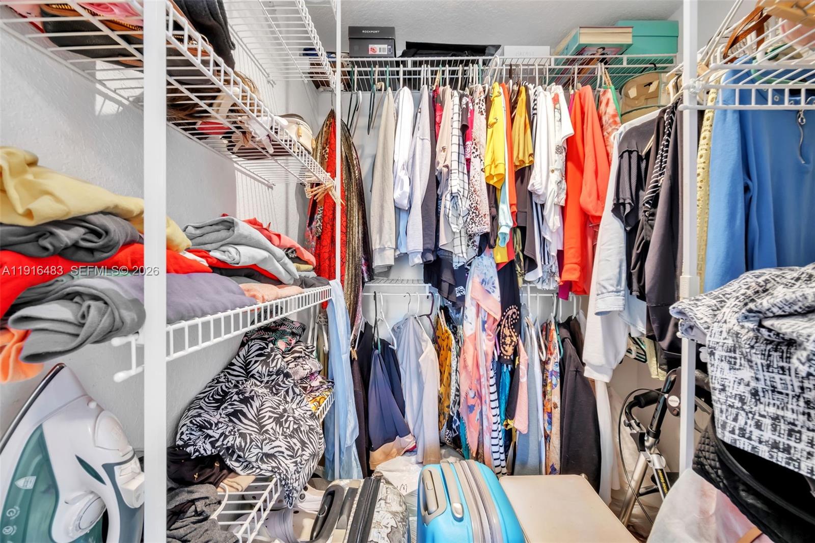 RAVENSWOOD ESTATES & MARI - Residential