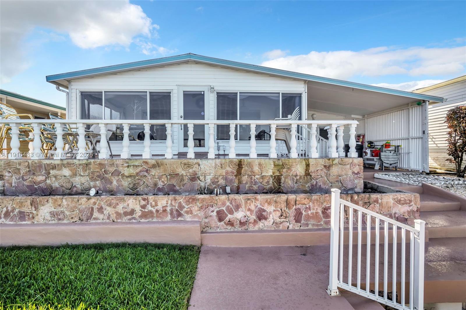 RAVENSWOOD ESTATES & MARI - Residential