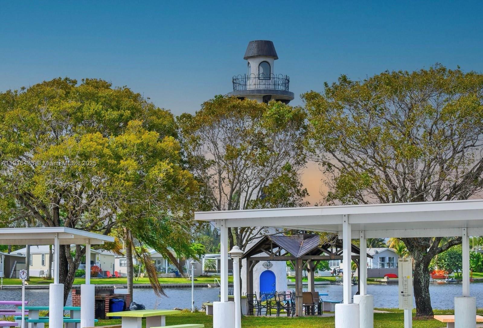 RAVENSWOOD ESTATES & MARI - Residential