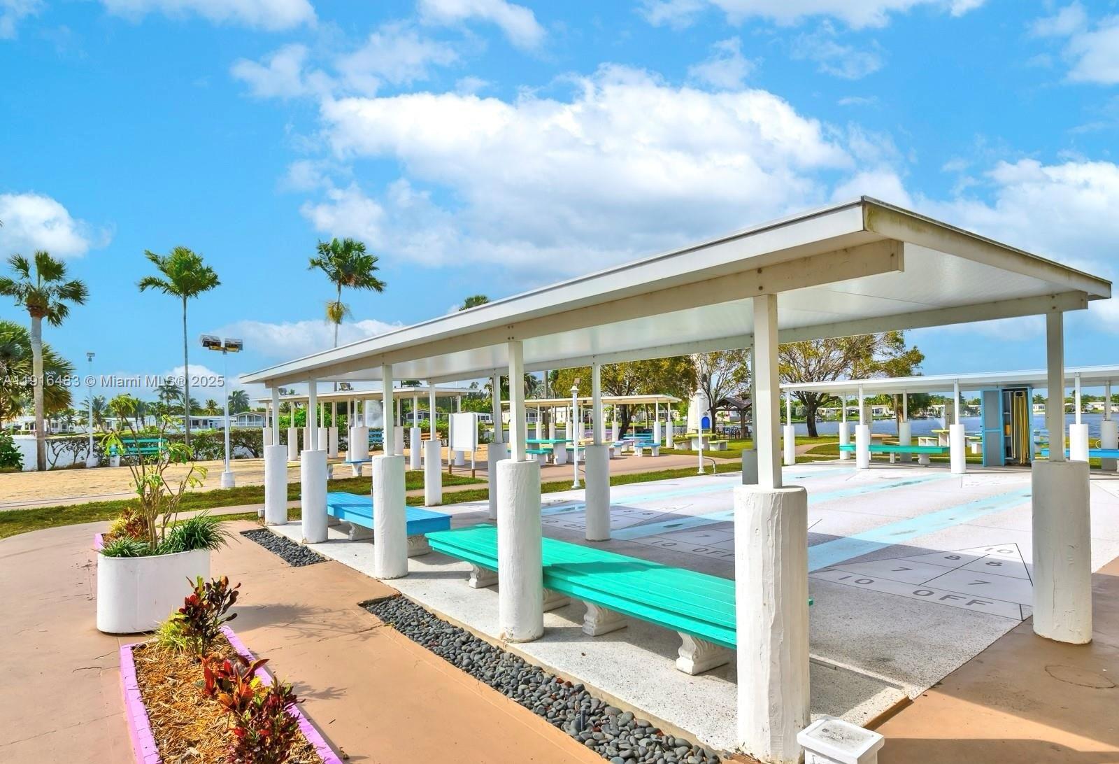 RAVENSWOOD ESTATES & MARI - Residential