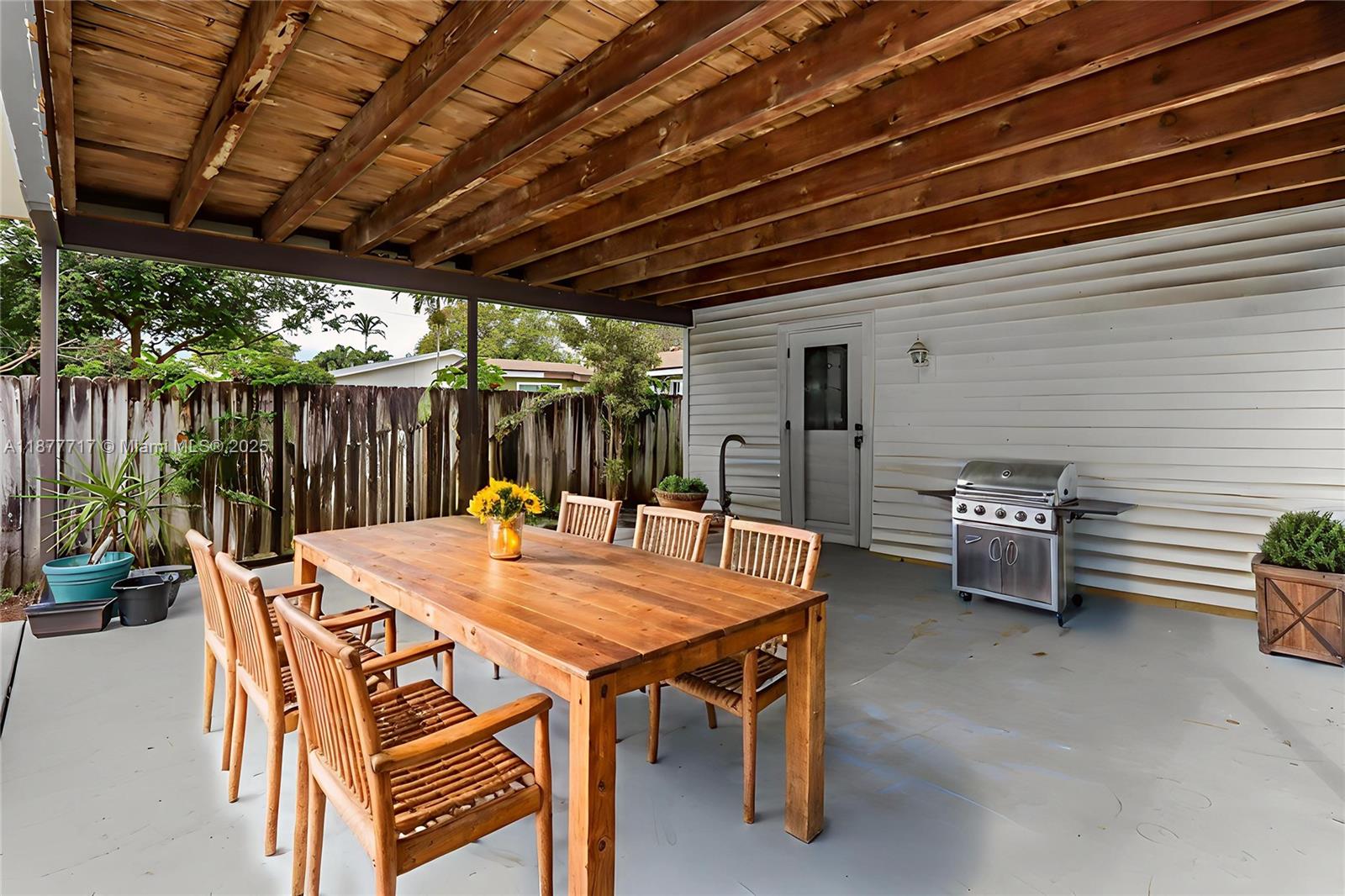 HOLLYWOOD COUNTRY CLUB ES - Residential