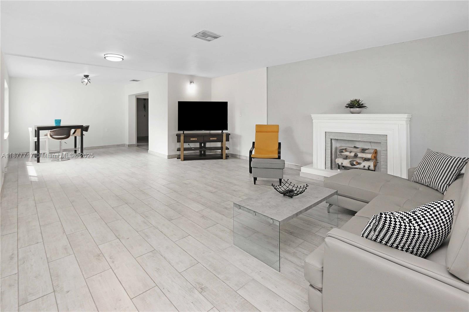 HOLLYWOOD COUNTRY CLUB ES - Residential