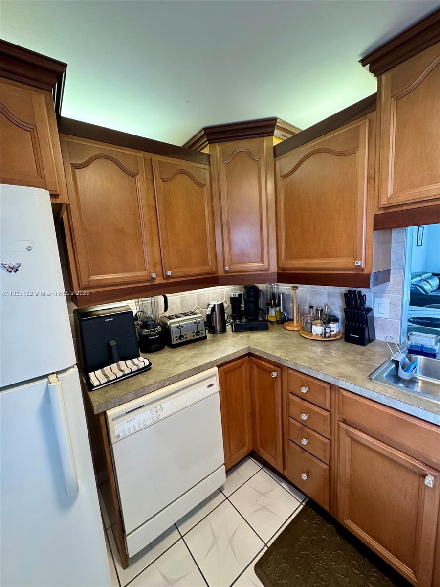 DANIANS SOUTH CONDO - Residential Lease