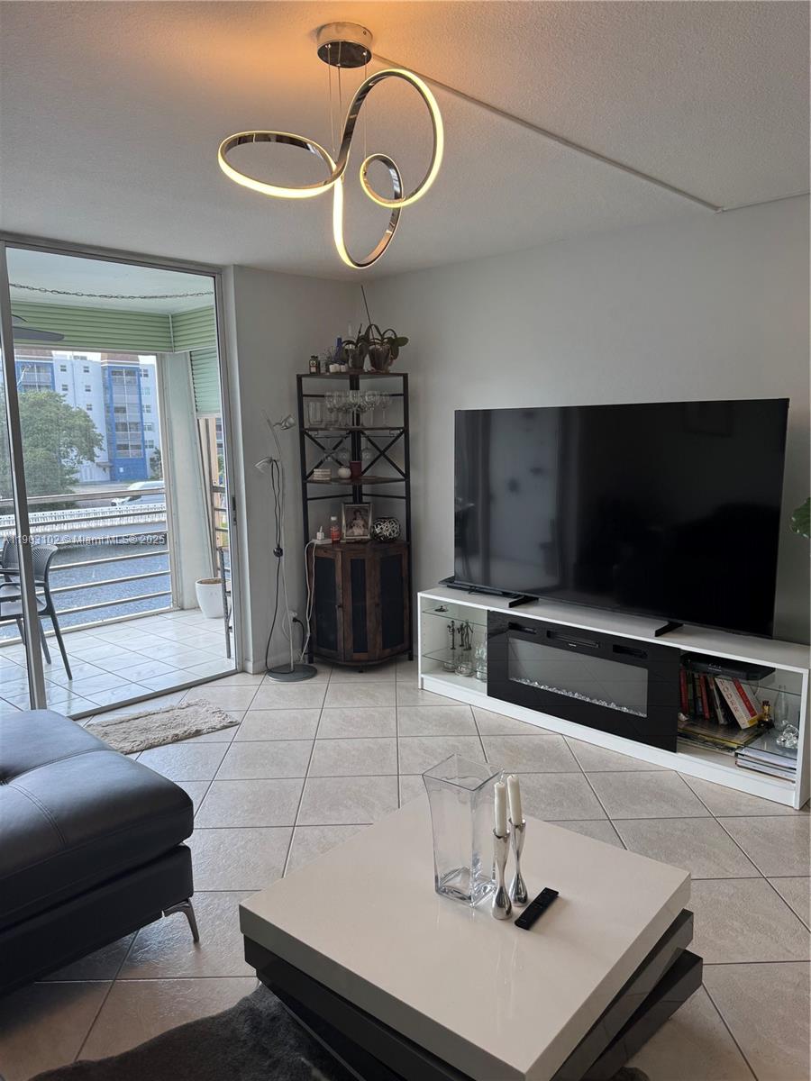 DANIANS SOUTH CONDO - Residential Lease