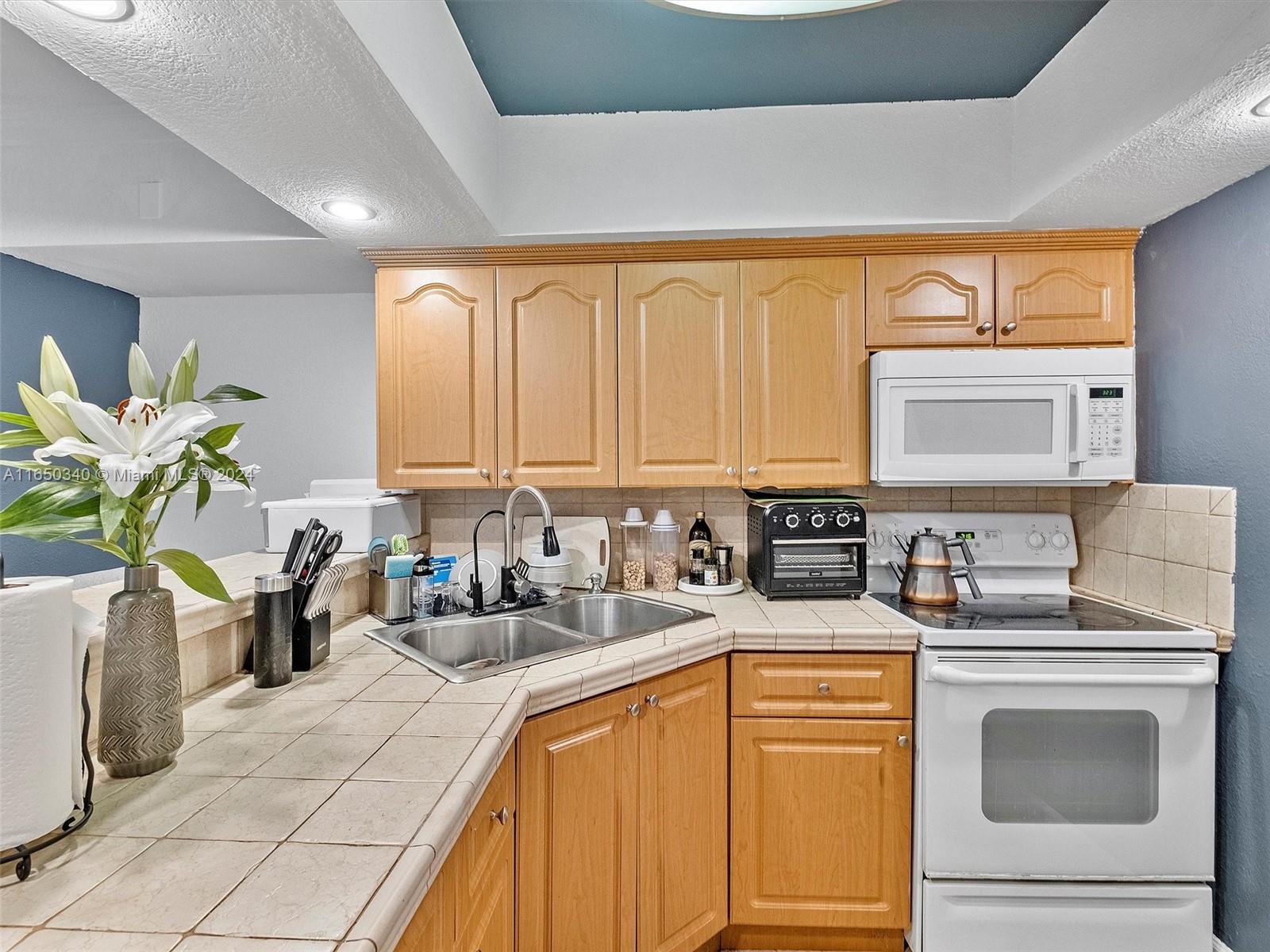 THE CARRIAGE HOUSE CONDO - Residential