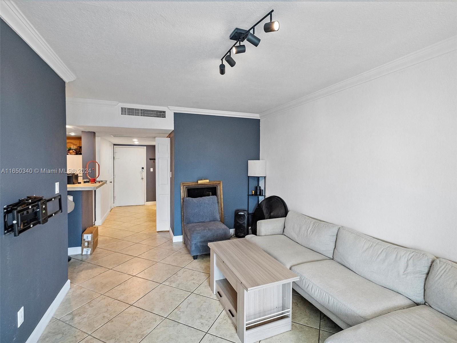THE CARRIAGE HOUSE CONDO - Residential