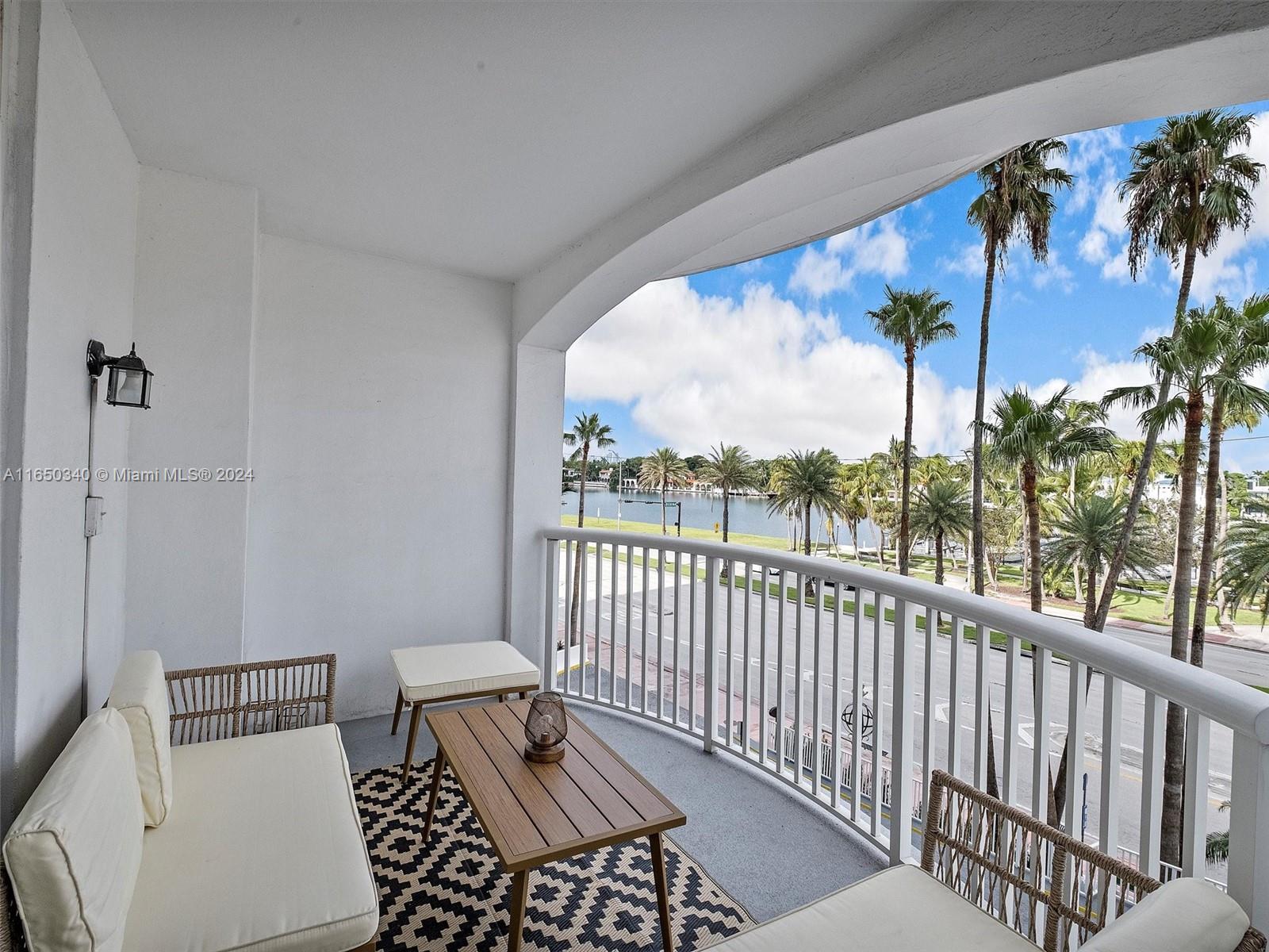 THE CARRIAGE HOUSE CONDO - Residential