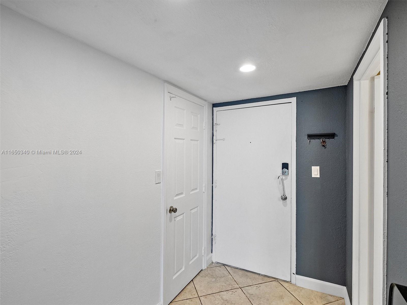 THE CARRIAGE HOUSE CONDO - Residential