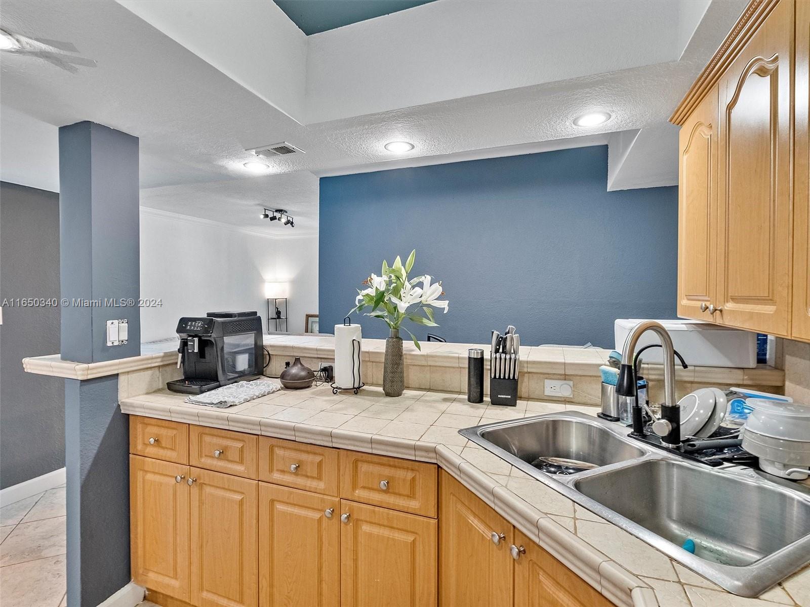 THE CARRIAGE HOUSE CONDO - Residential