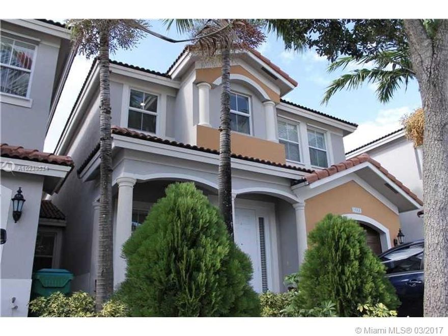 CONVENIENT DESIGN FOR THIS TWO STORY TOWNHOUSE, MARBLE FLOORS, GROUND FLOORS, STAIRS AND SECOND FLOOR WITH LAMINATED. ALL SERVICES IN THE AREA, EXCELLENT SCHOOLS, WALKING DISTANCE TO THE COMMUNITY CLUB HOUSE.