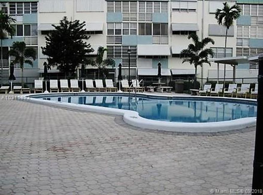 Very comfortable studio, walking distance to surrounding locations; Publix, casino, race track and restaurants. Short mile to the beach. Do not let this deal slip through the cracks!