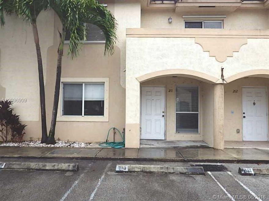GREAT UNIT WITH LAMINATED AND TILE FLOORS THROUGHOUT. GREAT AND IN CLEAN CONDITION AT MOST WANTED CONDOMINIUM VILLAS AT SNAPPER VILLAGE. STAINLESS STEEL APPLIANCES,  WASHER AND DRYER IN UNIT.