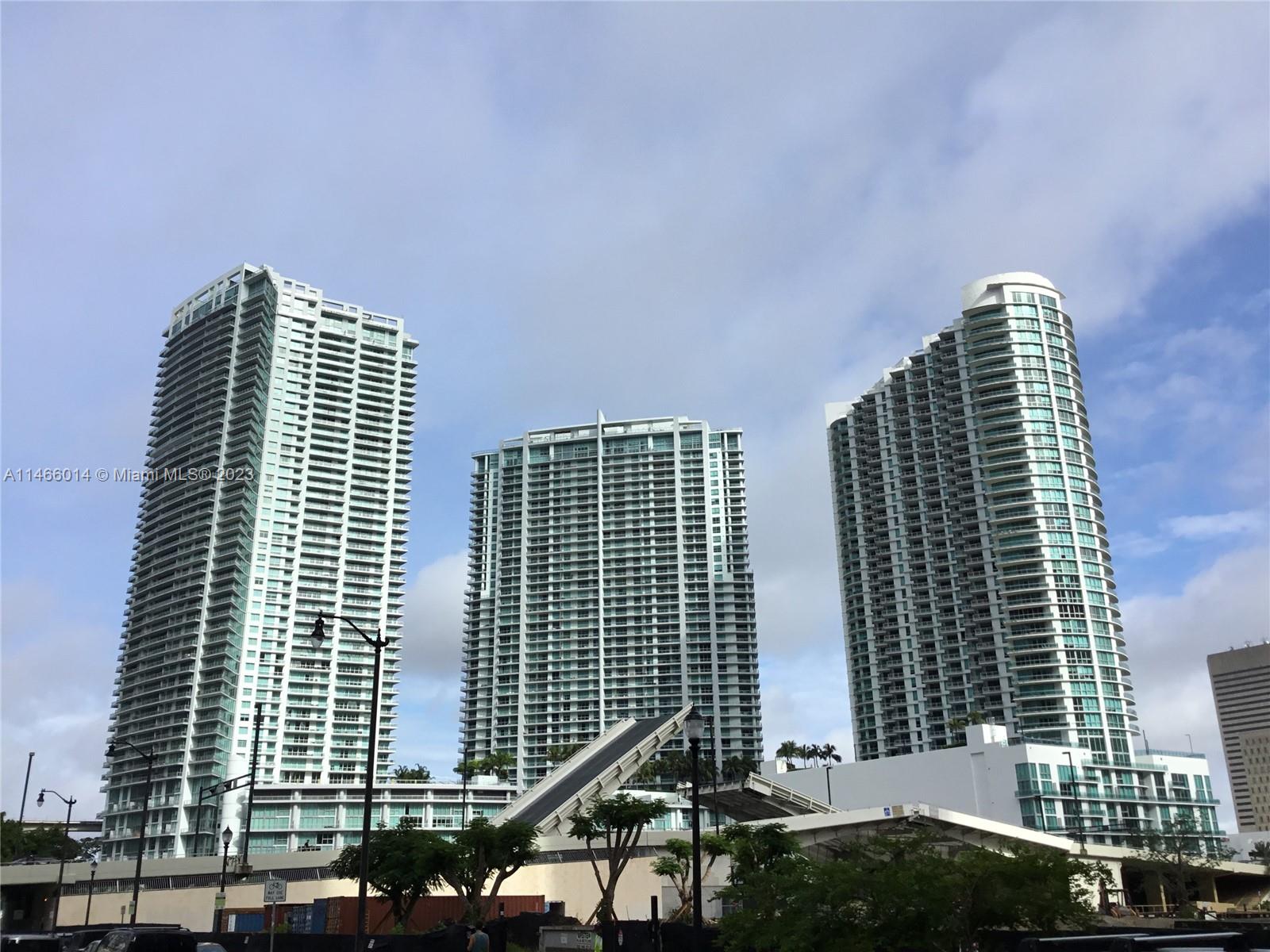 Beautiful apartment in 45th floor, amazing city and river views, SS appliances. Walking distance to Brickell City Center, Mary Brickell Village, Whole Foods, Downtown, and many restaurants and bars. 5 stars amenities like concierge, valet, gym, resort style pool, library, spa, jacuzzi, playground, business center, beauty salon, dry cleaner and many more.
