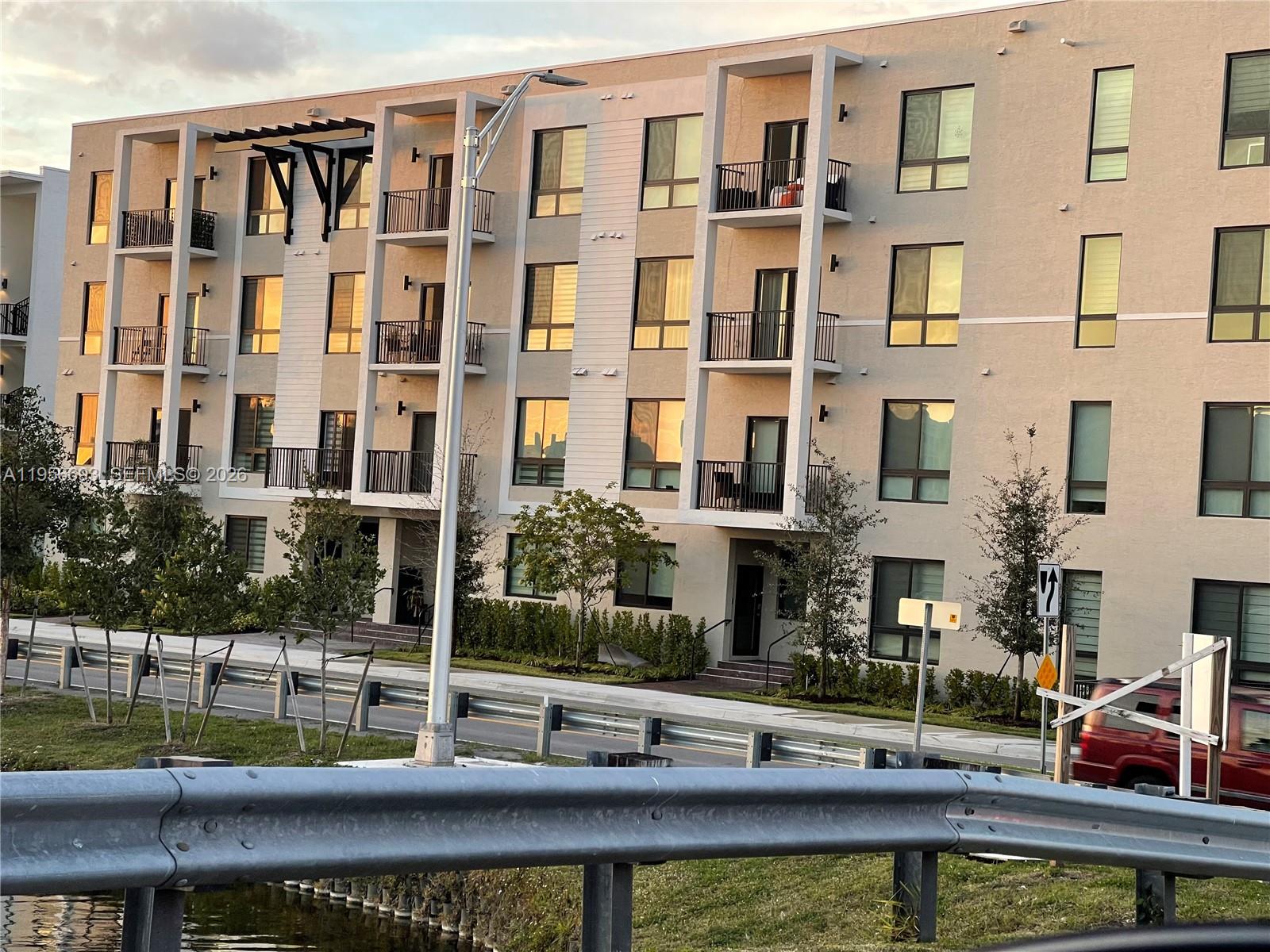 DOWNTOWN DORAL SOUTH PHAS - Residential