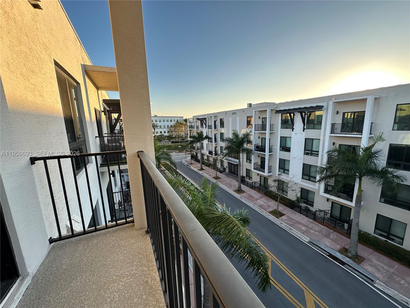 DOWNTOWN DORAL SOUTH PHAS - Residential