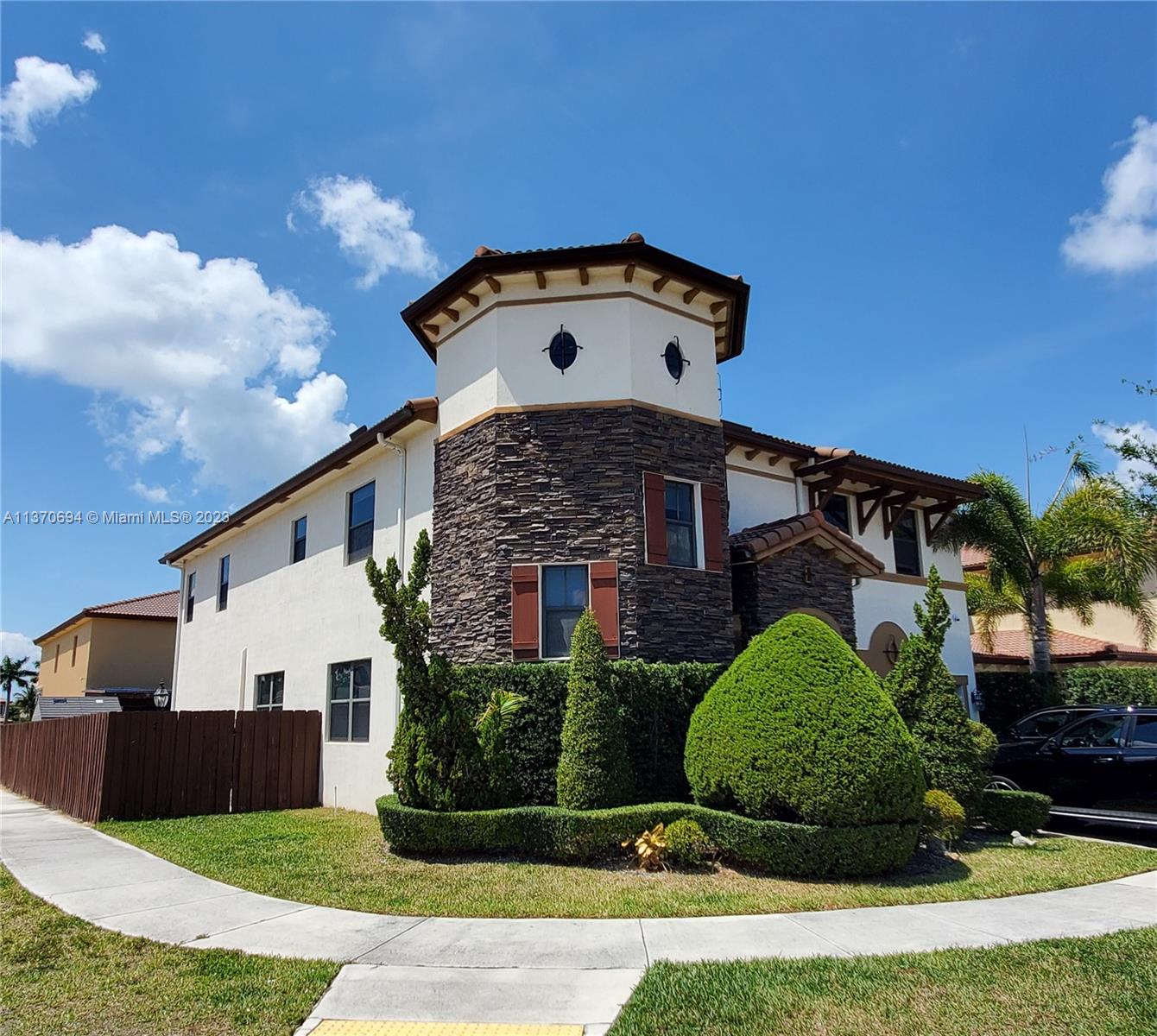 DORAL BREEZE - Residential