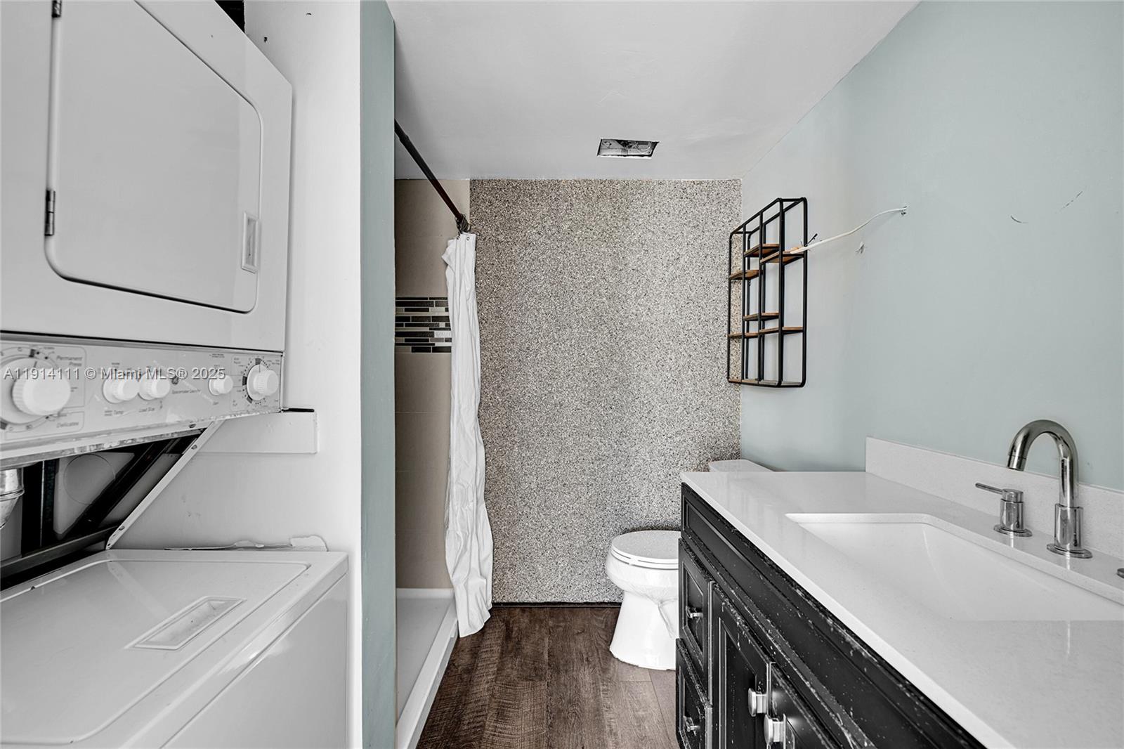 GATE THREE CONDO - Residential