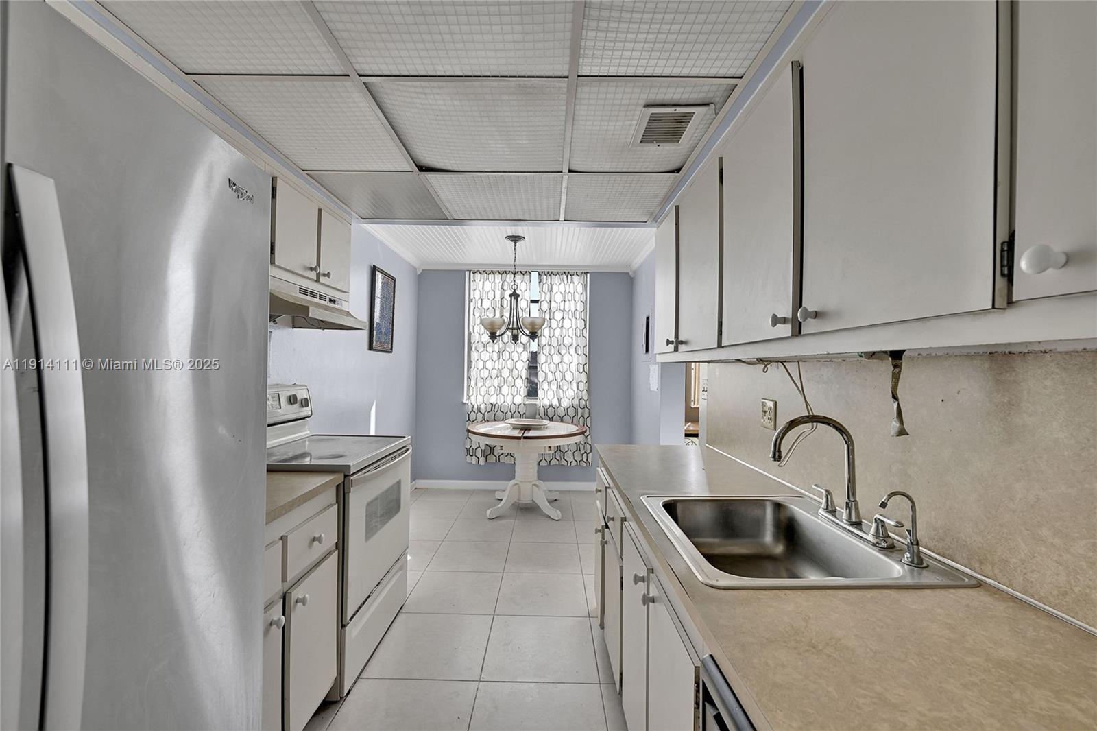 GATE THREE CONDO - Residential