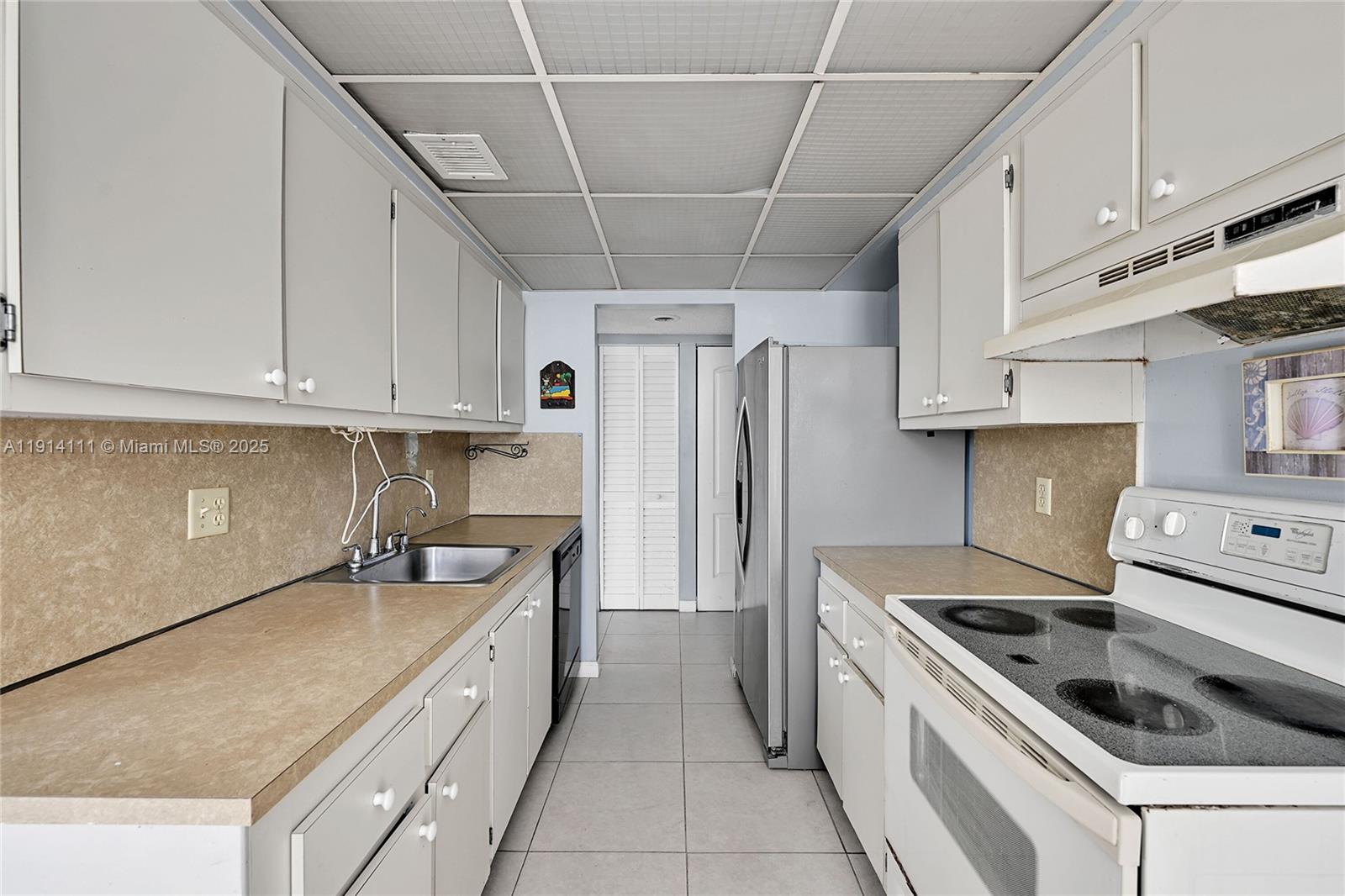 GATE THREE CONDO - Residential