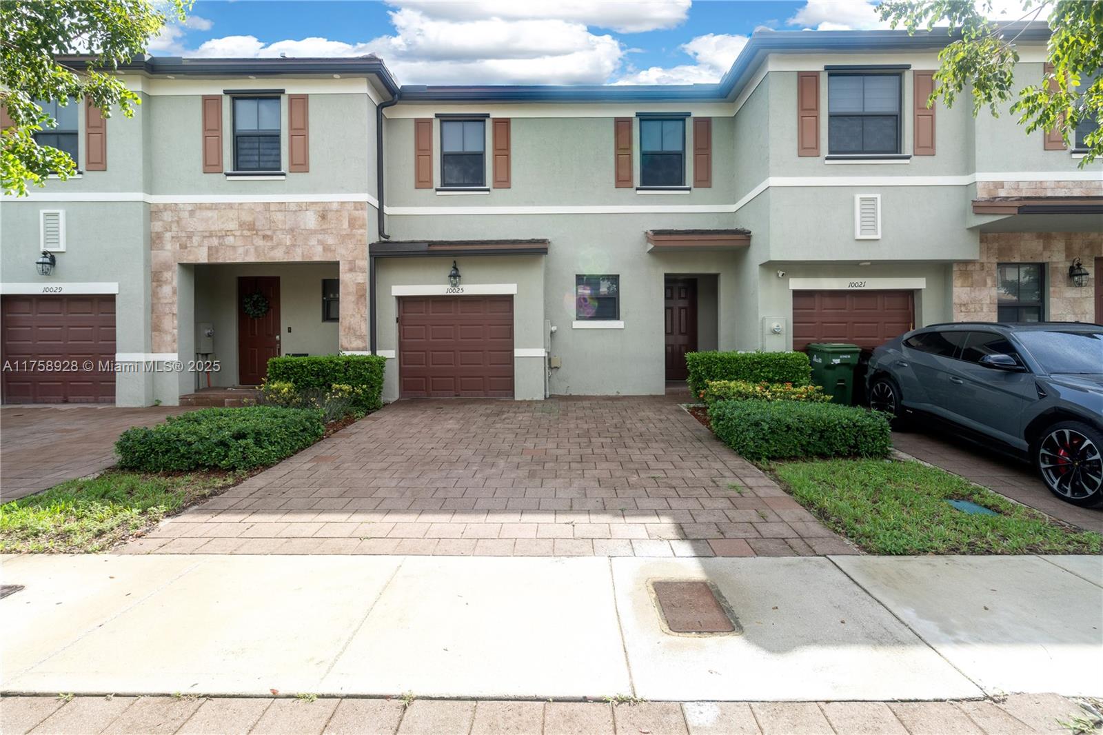 10025 W 32nd Ln 10025, Hialeah, Miami-Dade County, Florida - 3 Bedrooms  
3 Bathrooms - 