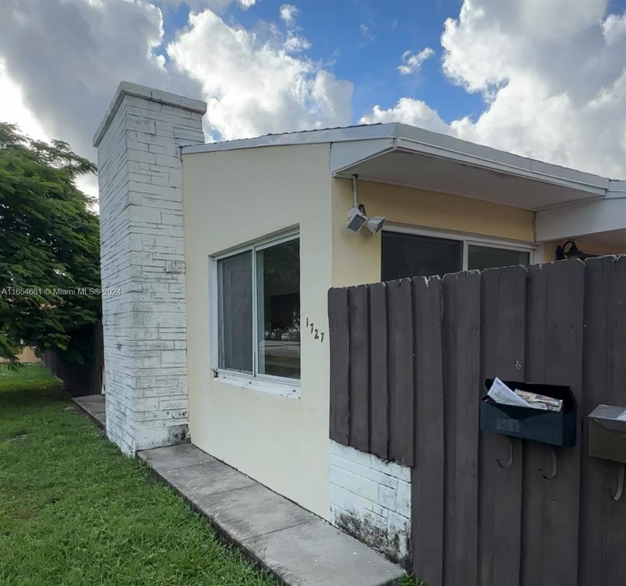 Large one-bedroom for lease. Impact windows, central A/C. Freshly painted. Ready to move in. Easy to show.
Big yard on the back of the property.