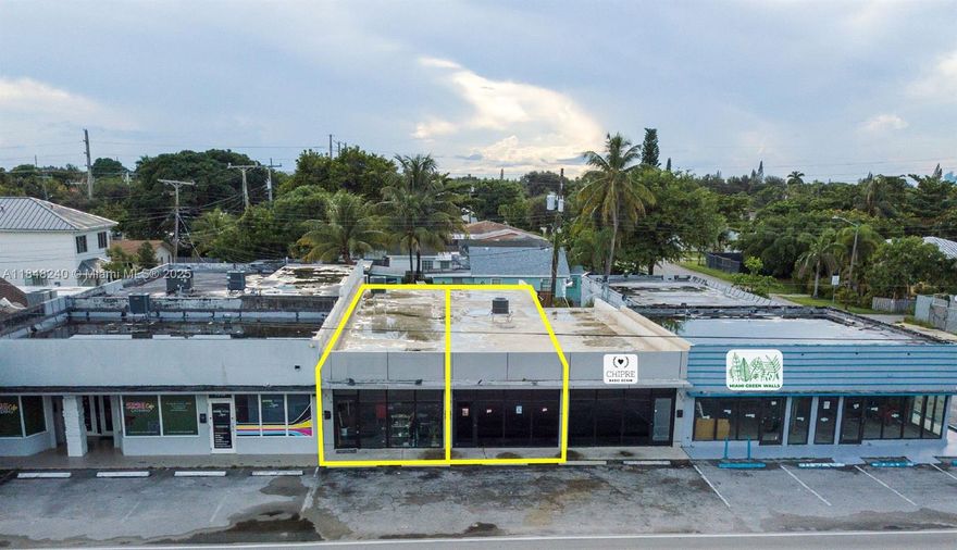 Prime location just minutes from Hollywood Blvd, US-1, I-95, and Hollywood Beach. Ideal for office, retail, or flex uses. Spaces offer a clean vanilla shell buildout, ample parking, and quick occupancy within 30 days. The larger unit is suitable for light industrial, auto, showroom, or retail concepts and includes gated outdoor space. Excellent accessibility to I-95 and Biscayne Blvd, with easy connections to Aventura, Sunny Isles, and North Miami Beach.