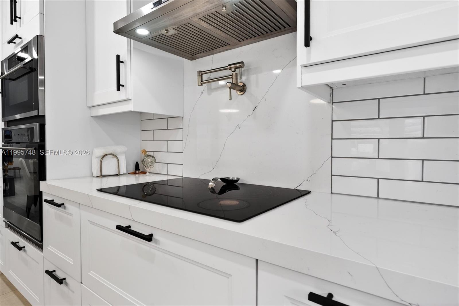 HOLLYWOOD HILLS - Residential