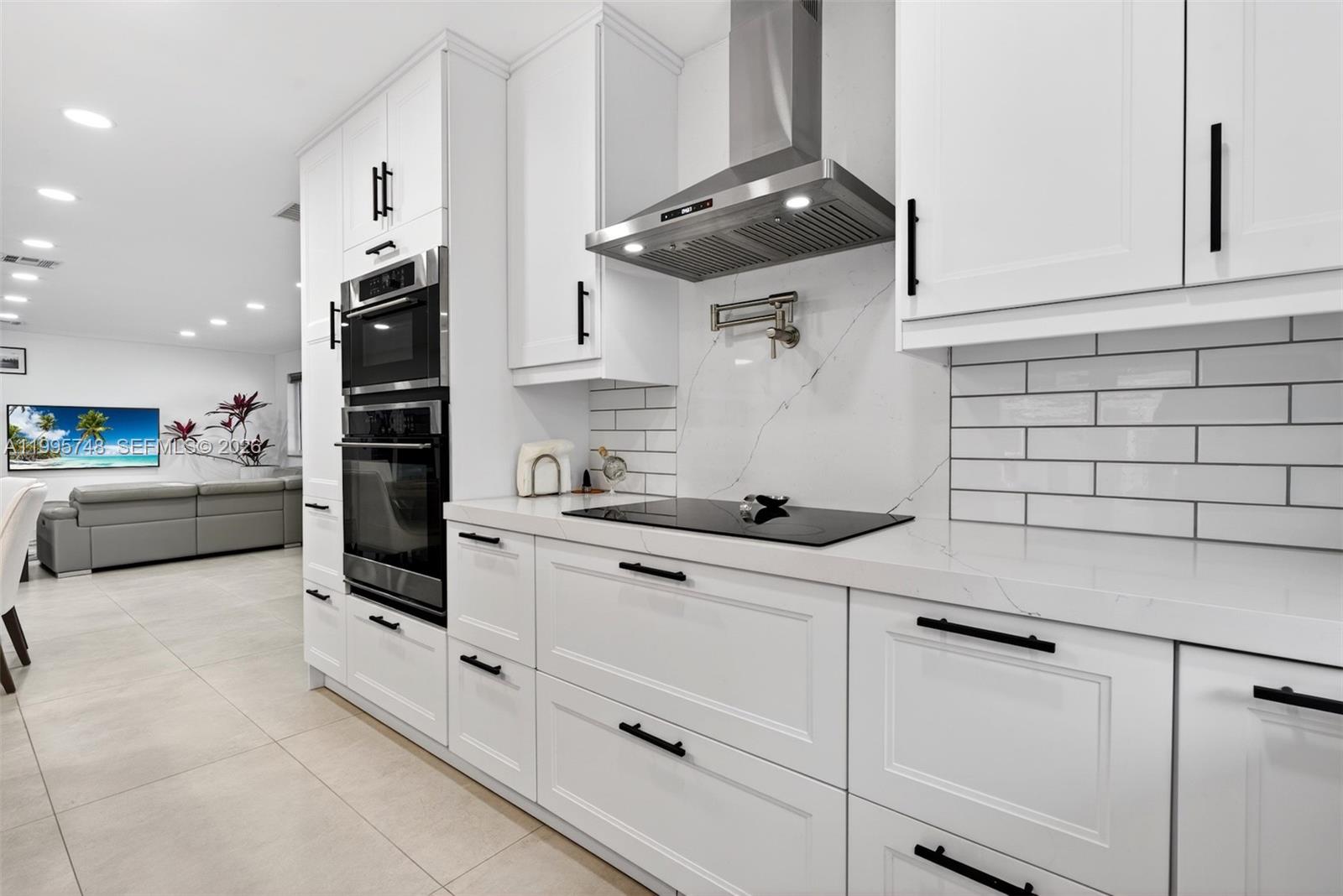 HOLLYWOOD HILLS - Residential