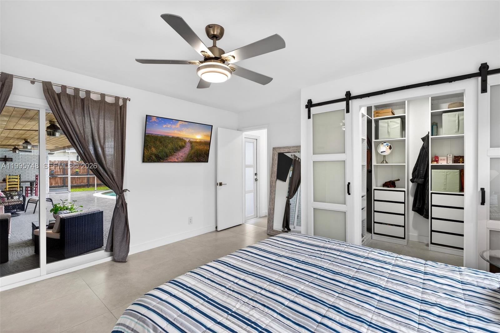 HOLLYWOOD HILLS - Residential