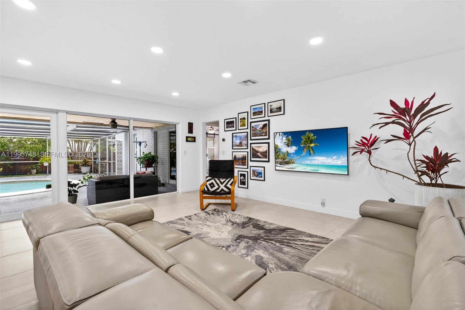 HOLLYWOOD HILLS - Residential