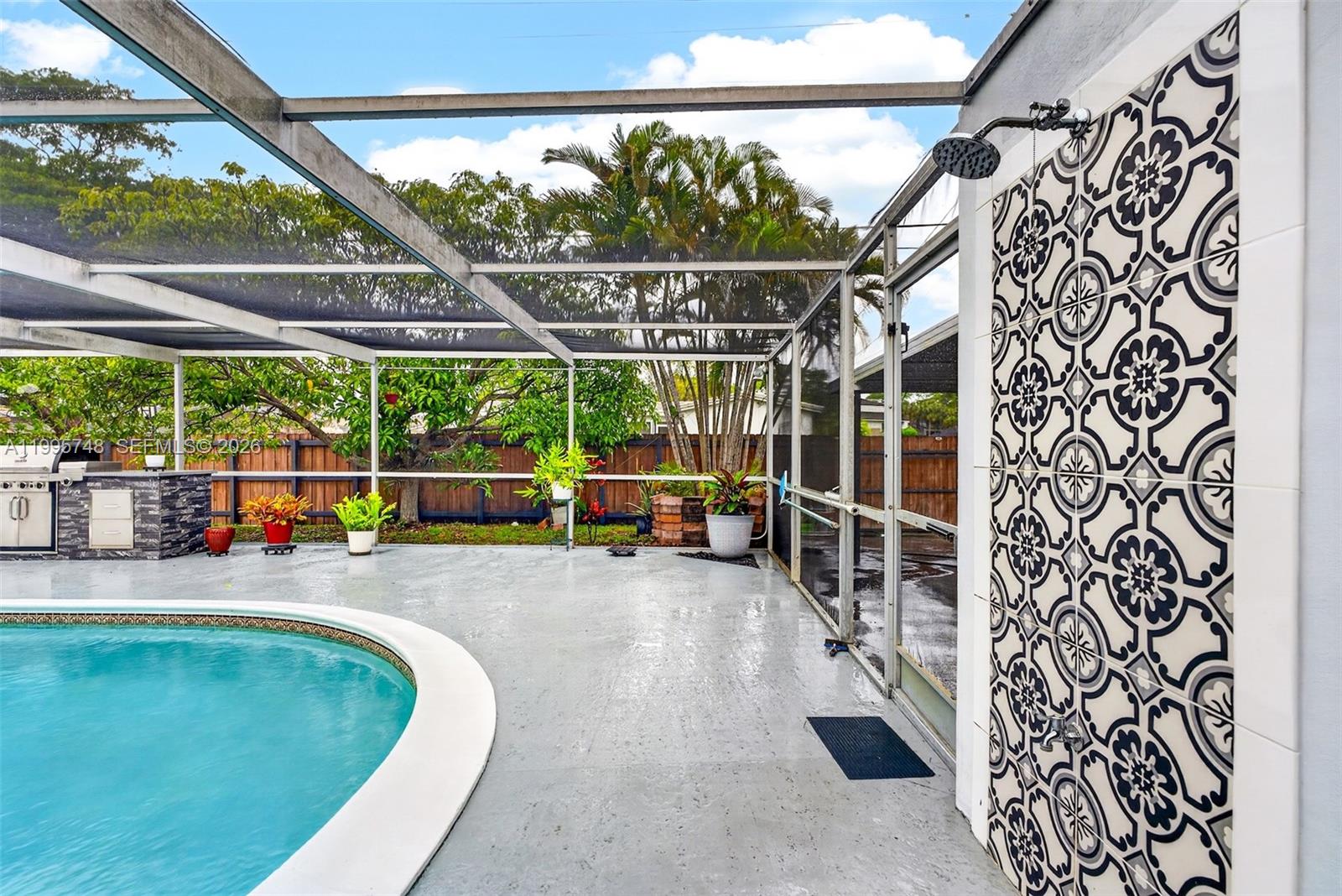 HOLLYWOOD HILLS - Residential