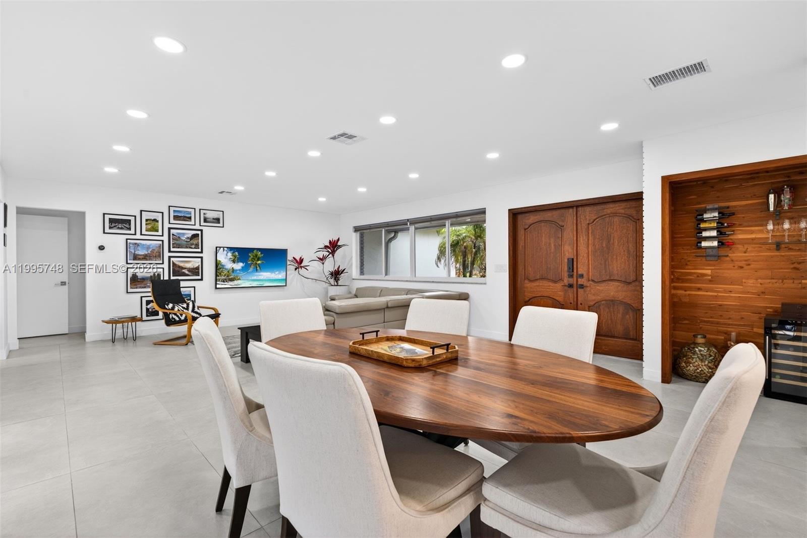 HOLLYWOOD HILLS - Residential