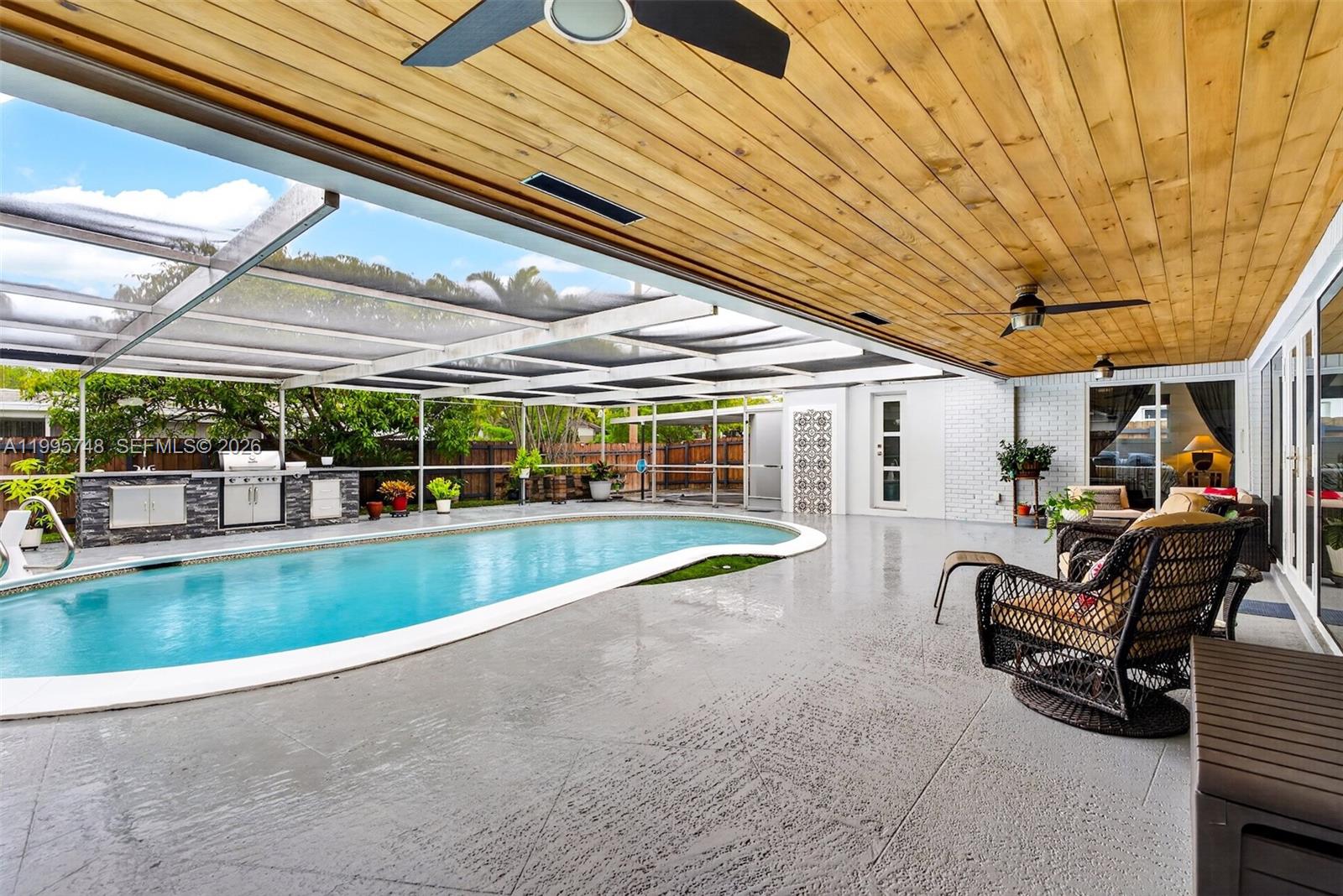 HOLLYWOOD HILLS - Residential