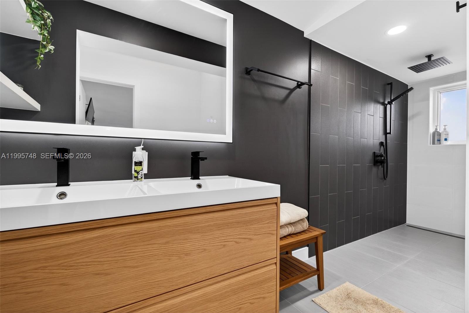 HOLLYWOOD HILLS - Residential