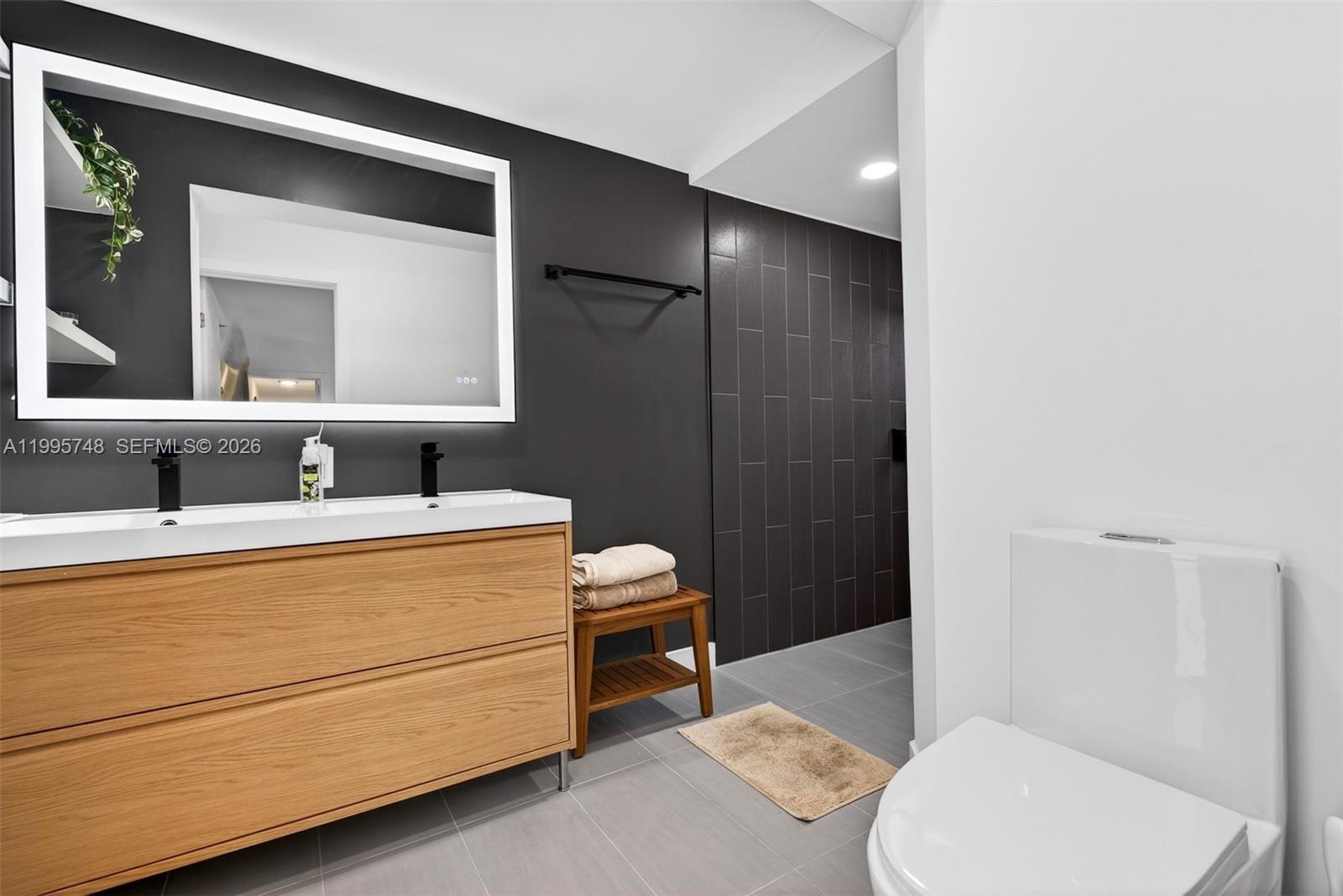 HOLLYWOOD HILLS - Residential