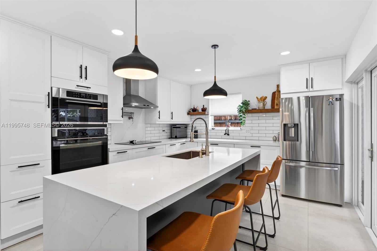 HOLLYWOOD HILLS - Residential