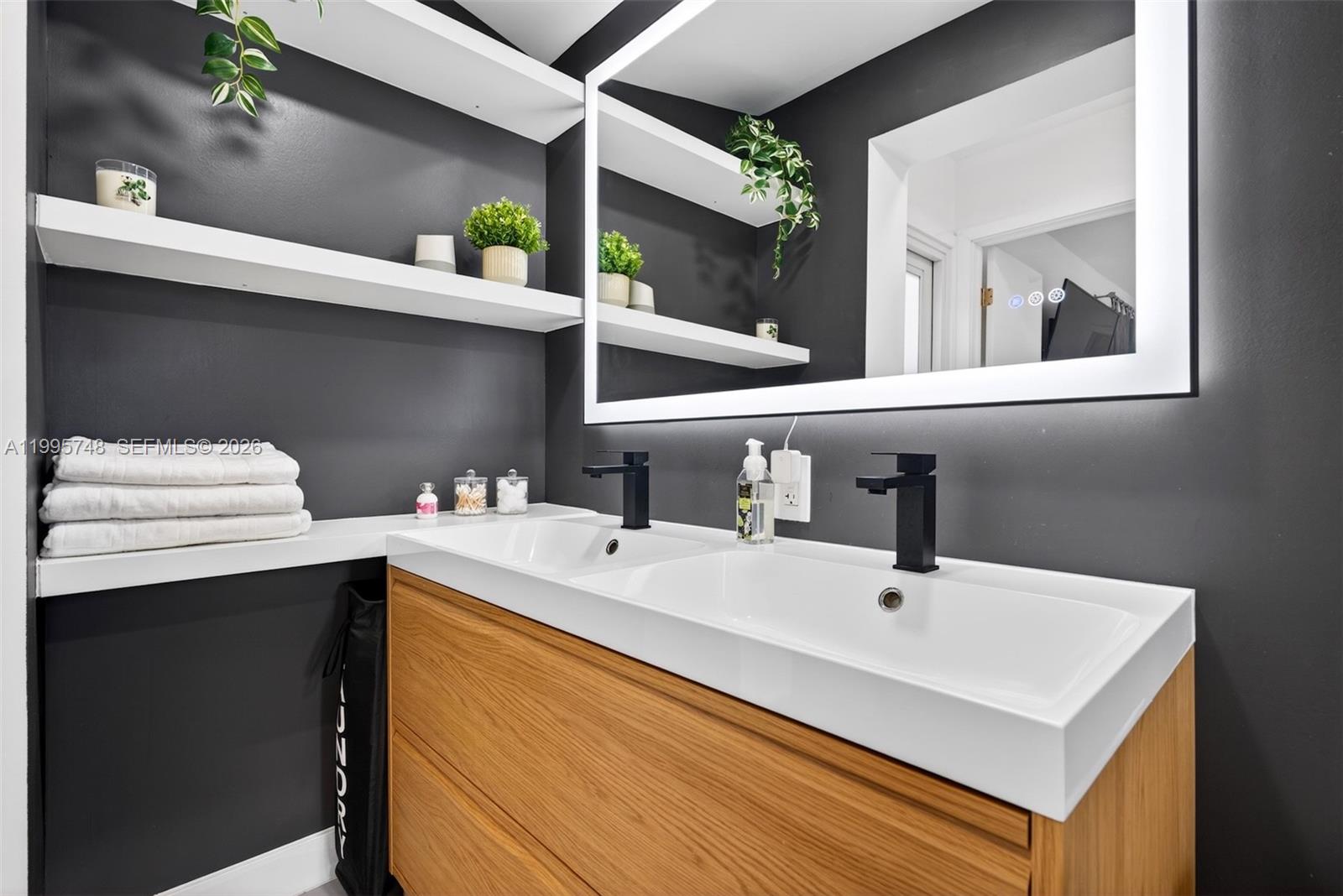 HOLLYWOOD HILLS - Residential