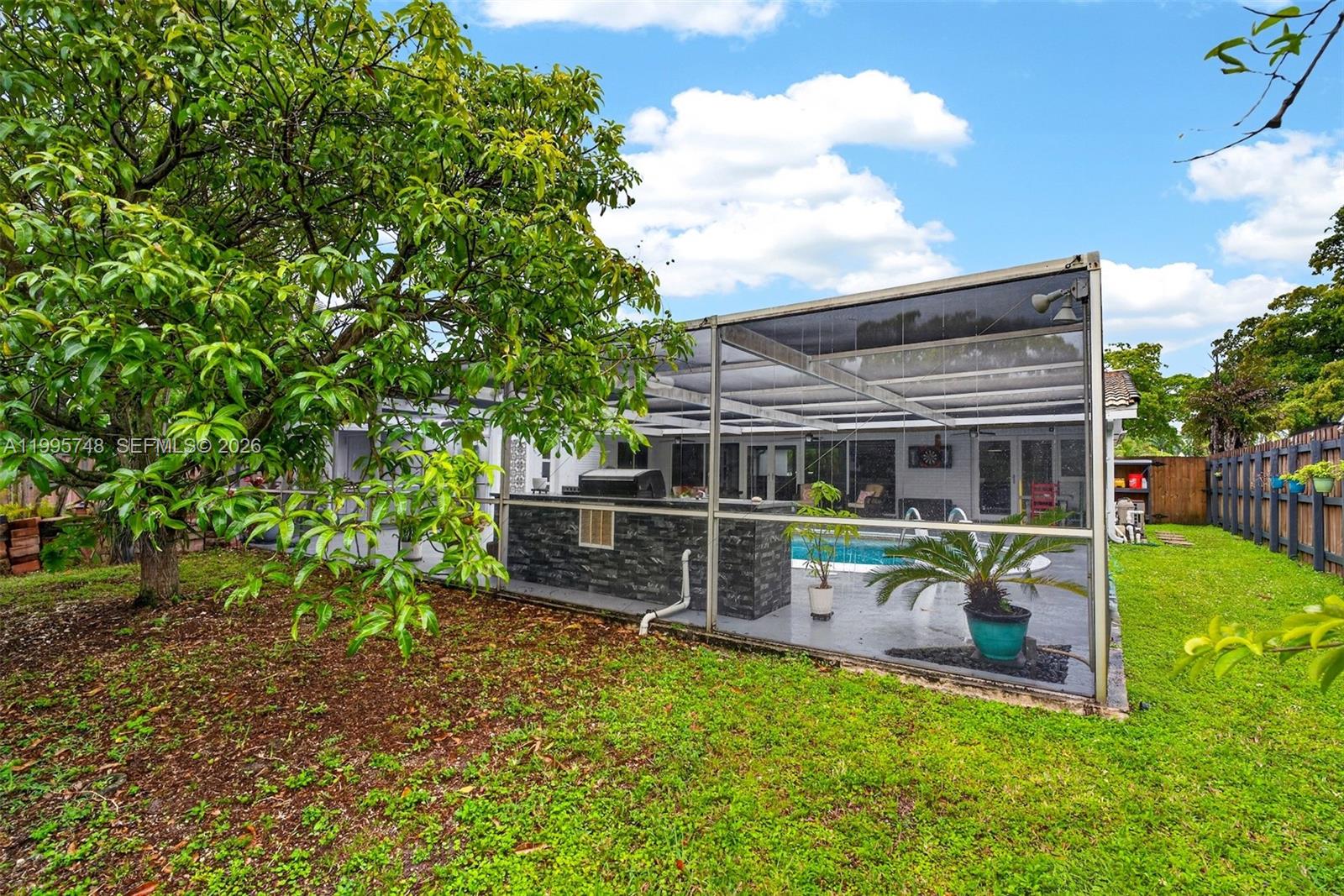 HOLLYWOOD HILLS - Residential