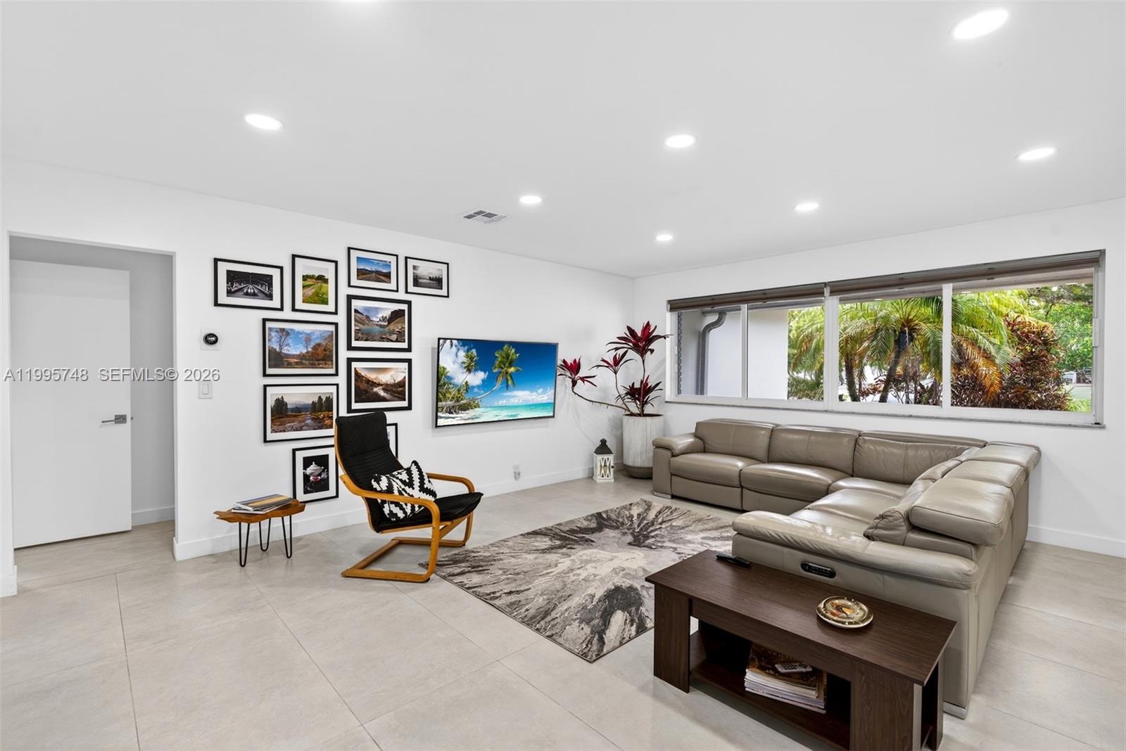 HOLLYWOOD HILLS - Residential