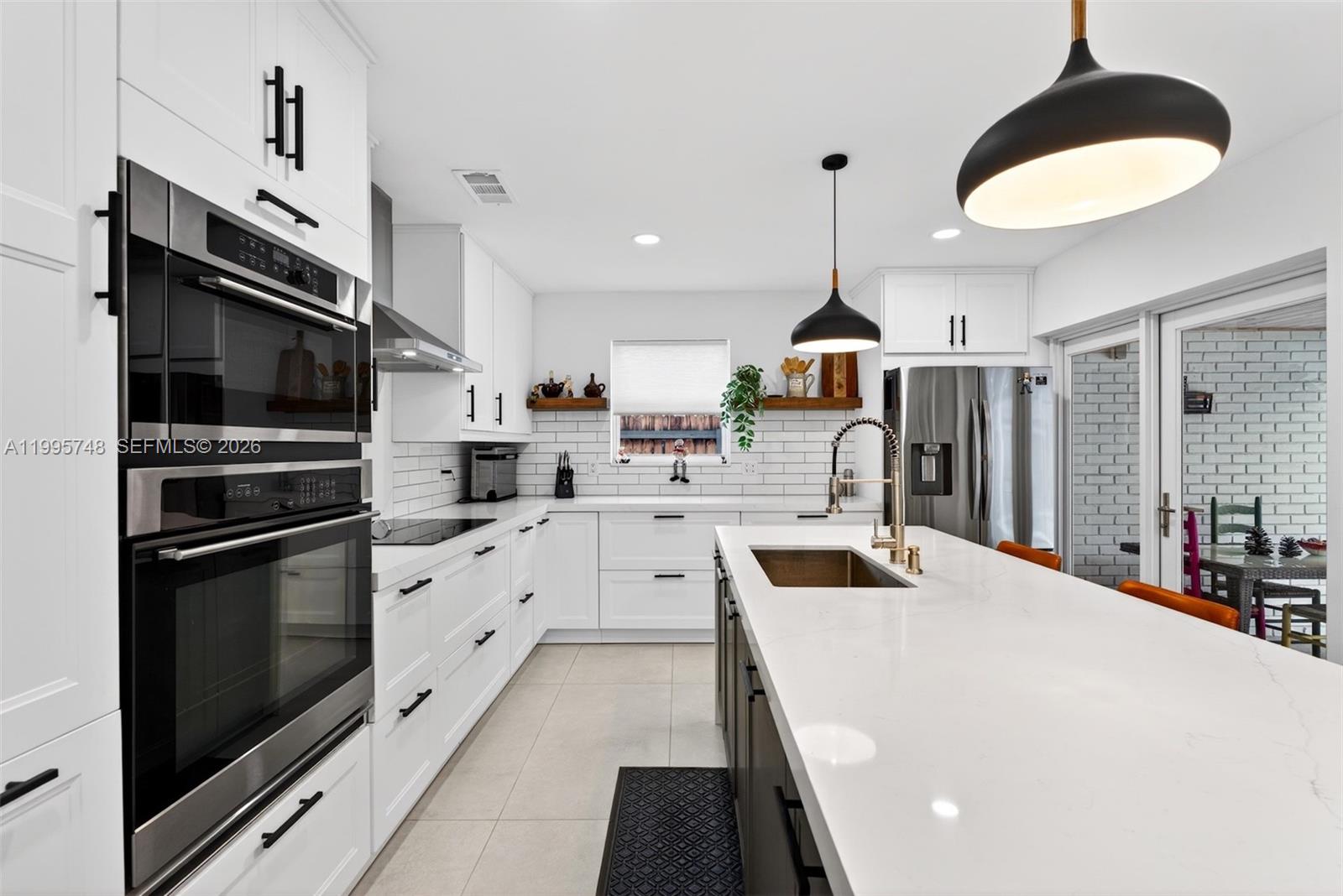 HOLLYWOOD HILLS - Residential