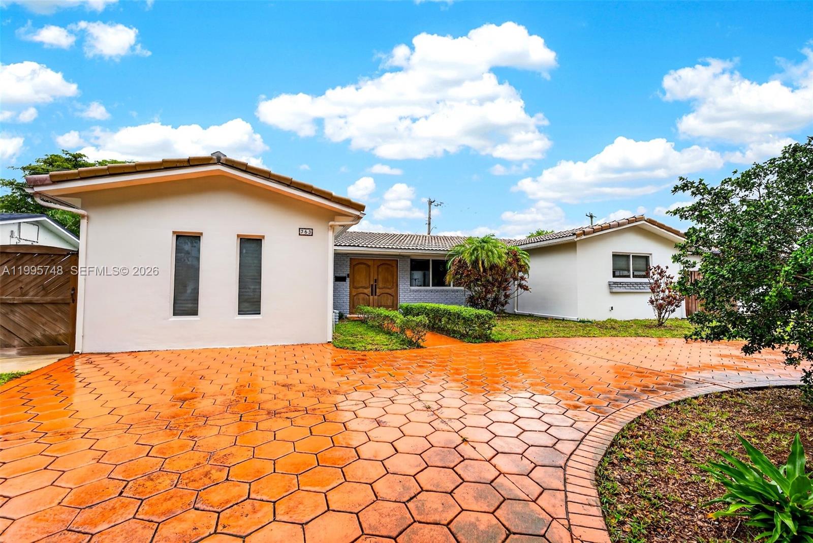 HOLLYWOOD HILLS - Residential