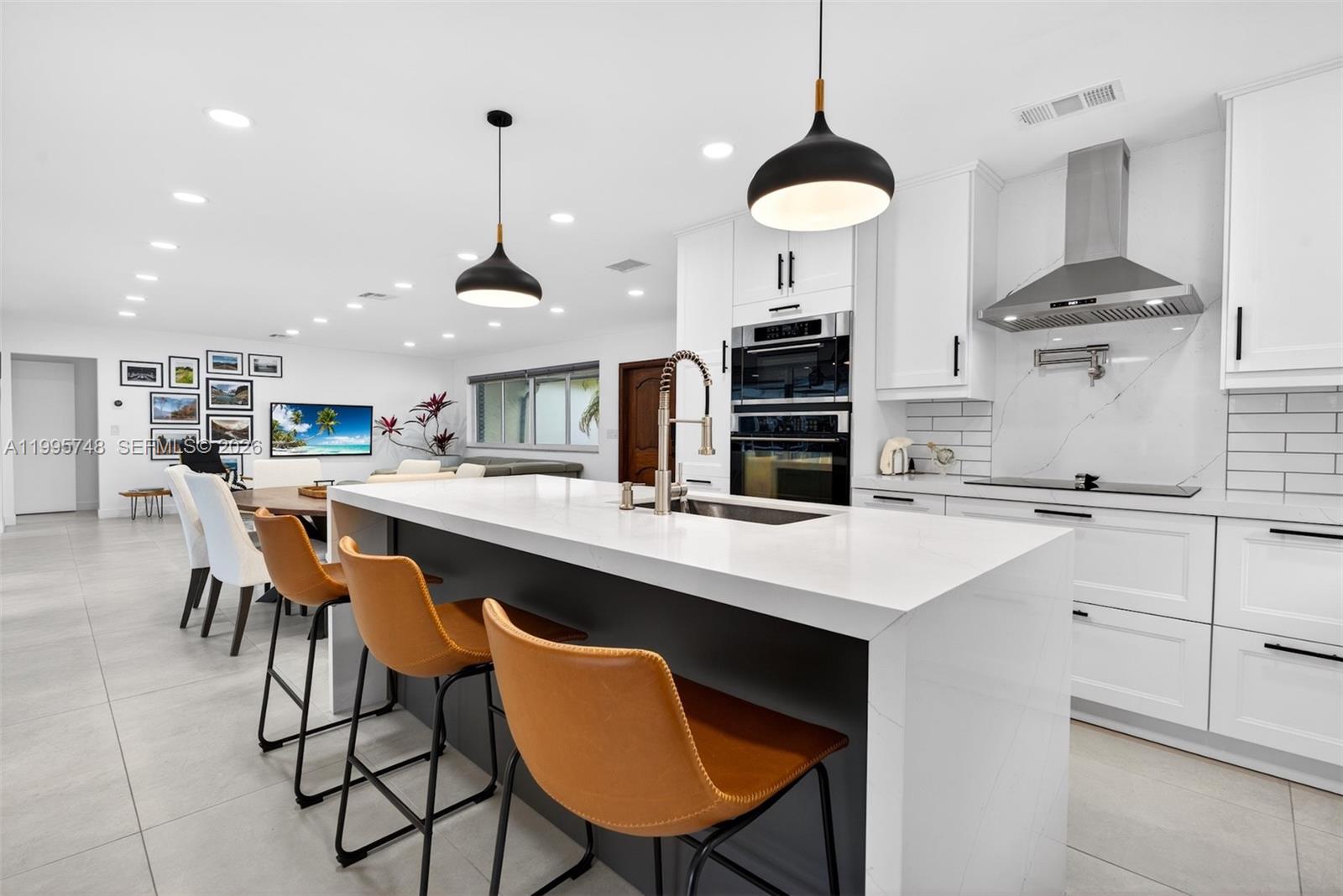 HOLLYWOOD HILLS - Residential