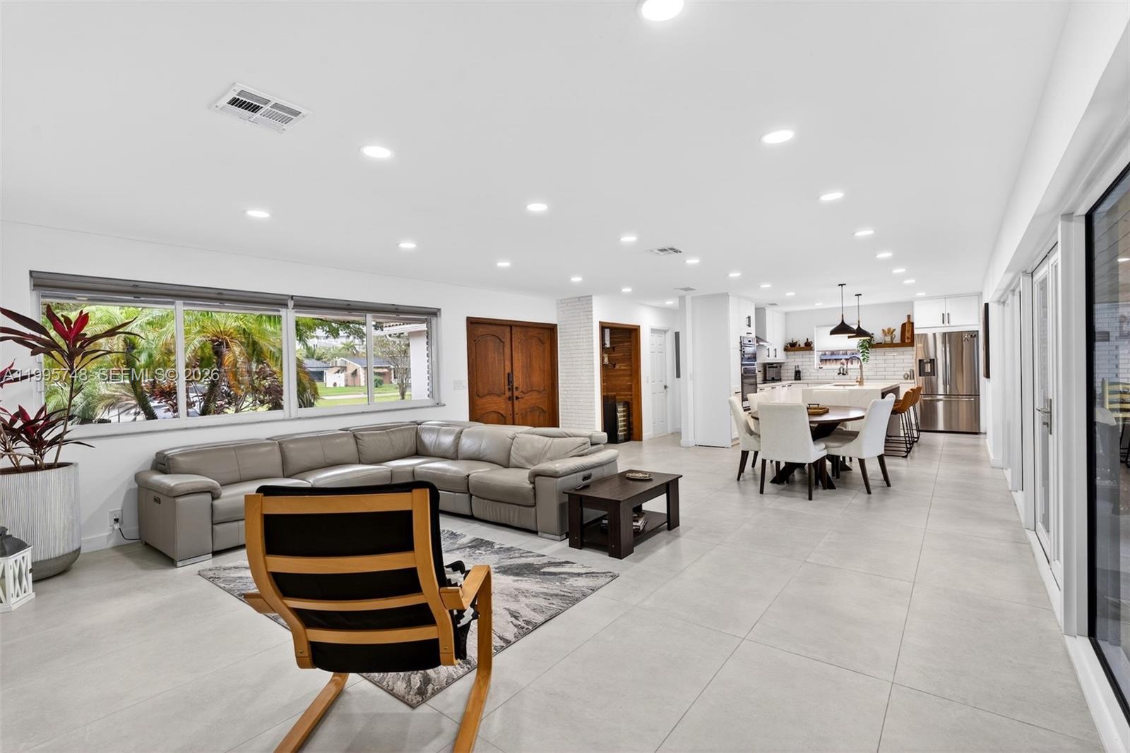 HOLLYWOOD HILLS - Residential