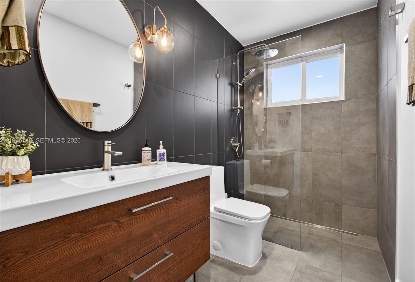 HOLLYWOOD HILLS - Residential