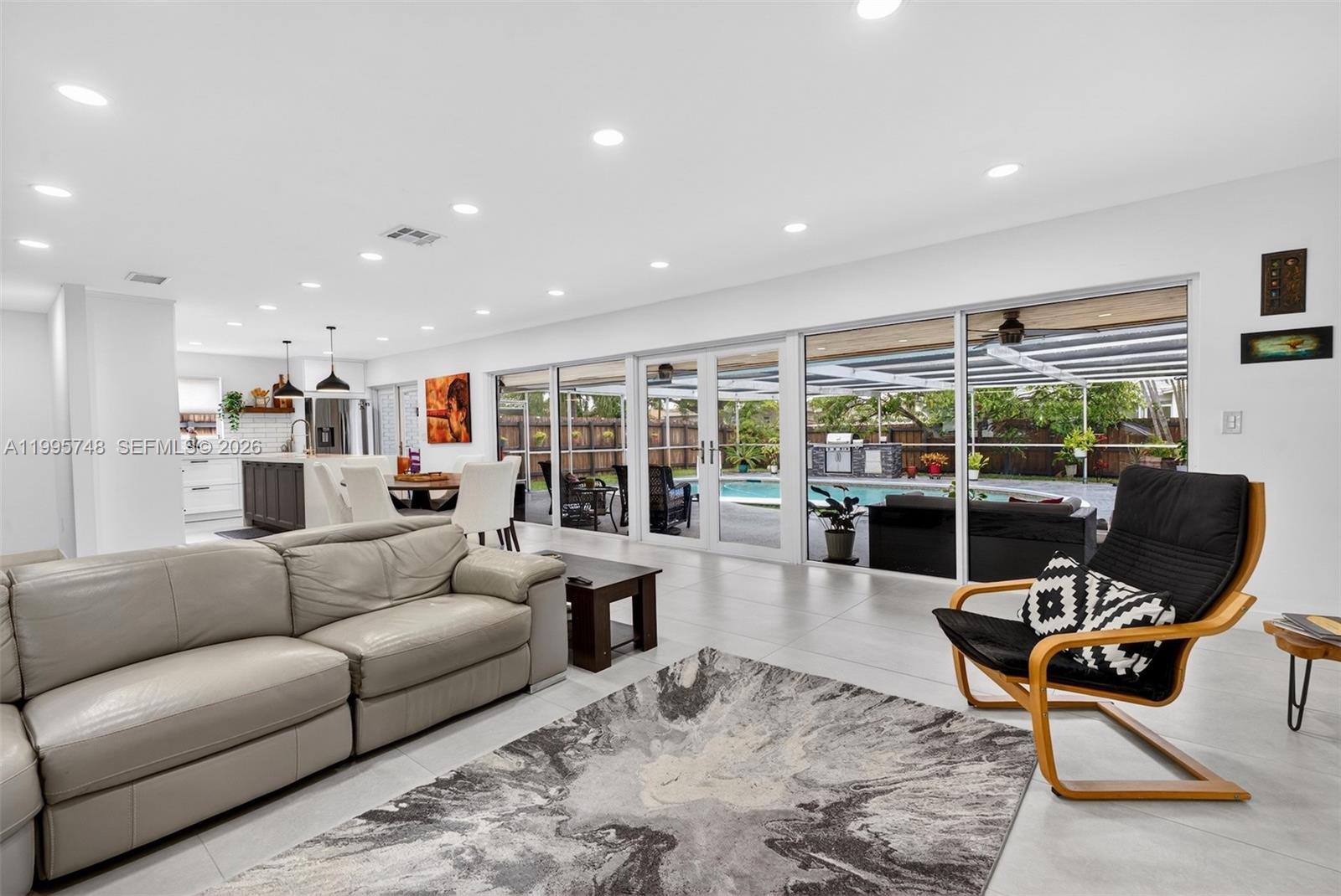 HOLLYWOOD HILLS - Residential