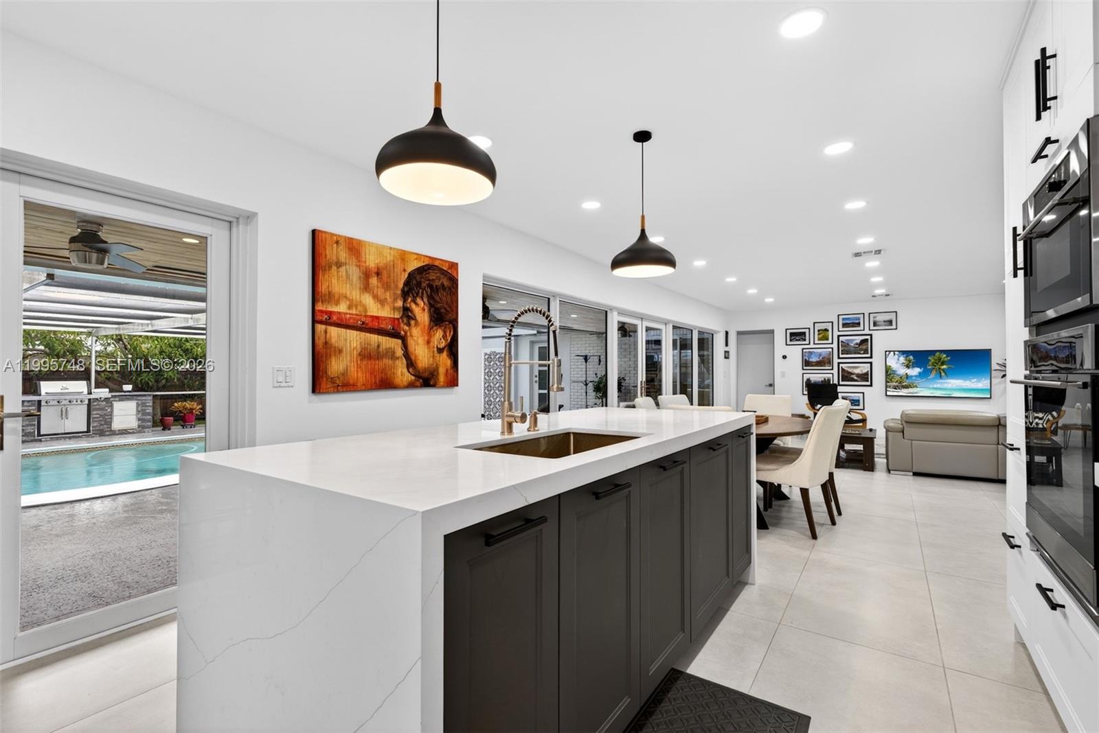 HOLLYWOOD HILLS - Residential