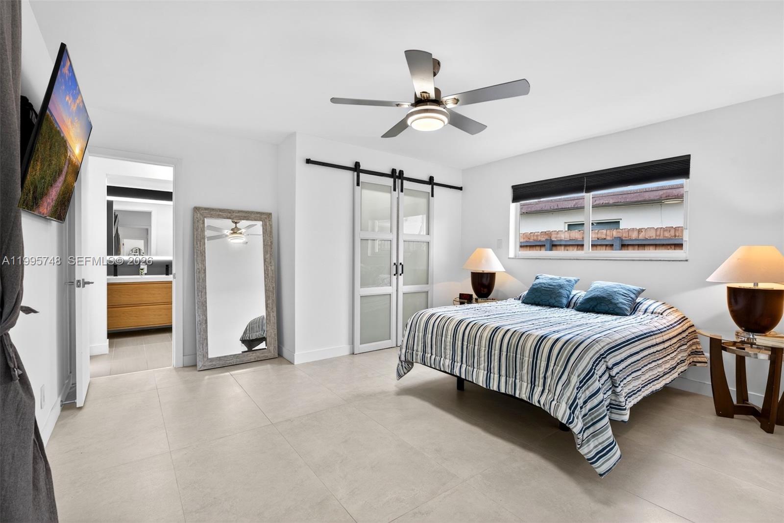 HOLLYWOOD HILLS - Residential