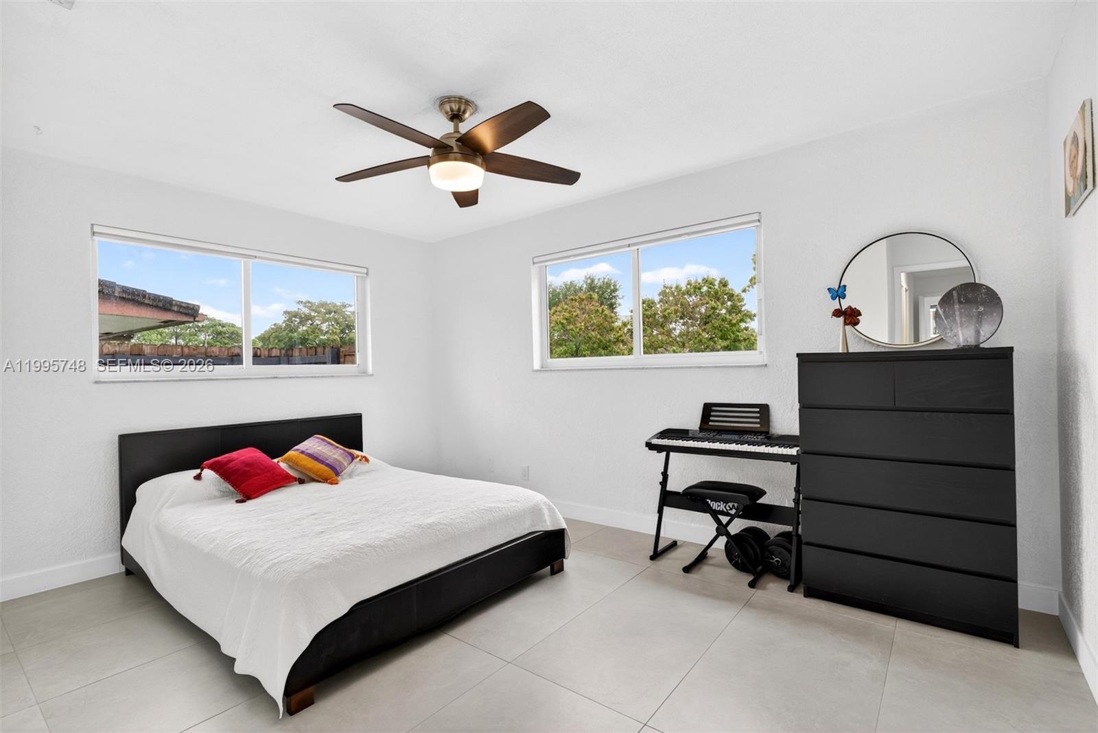 HOLLYWOOD HILLS - Residential