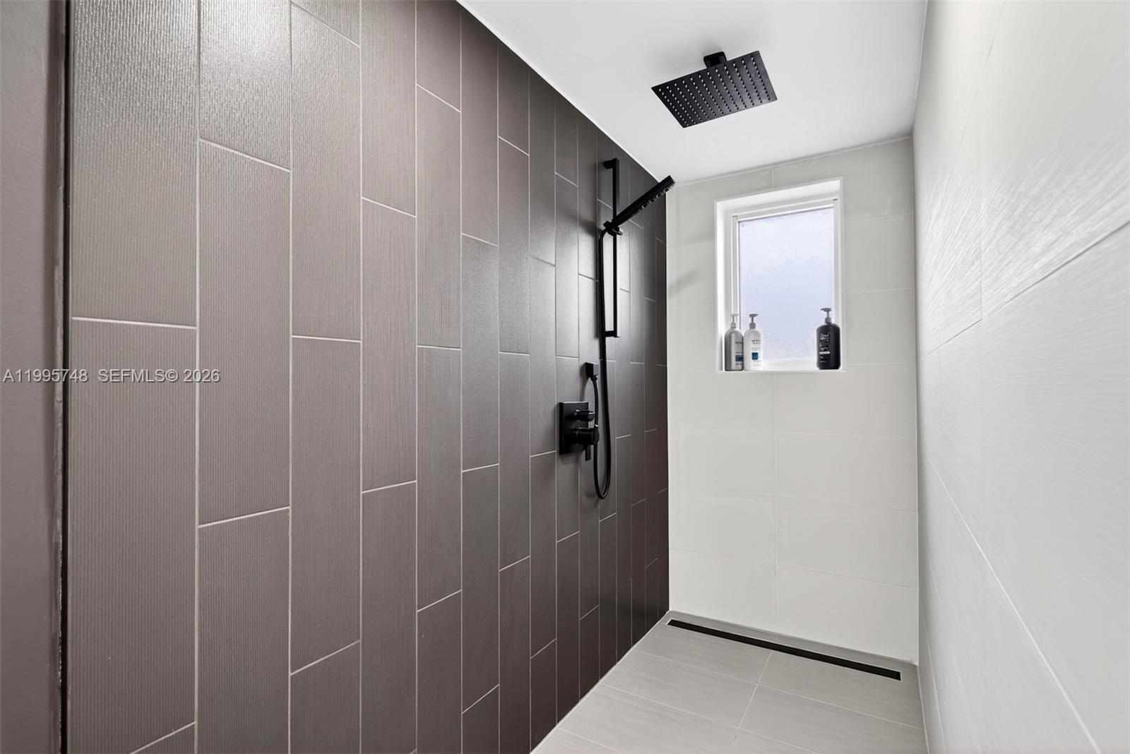 HOLLYWOOD HILLS - Residential